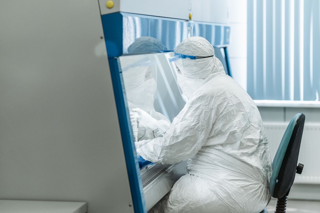 Autoclave de stérilisation industriel en acier inoxydable avec porte circulaire, dans un atelier de production agroalimentaire